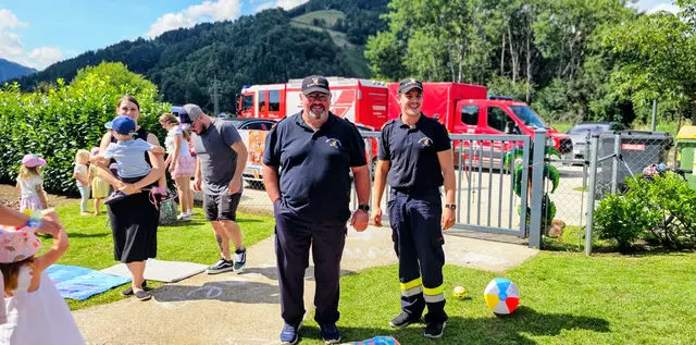 Die Feuerwehr überrascht die Kinder beim Sommerfest. | Foto: Volkshilfe Bruck