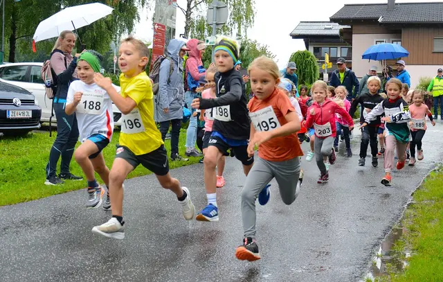 Die Kinder waren mit einer riesengroßen Begeisterung mit dabei und liefen quasi dem Regen davon. | Foto: SC Leogang