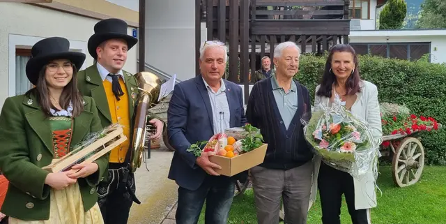 Denise Ott, Christian Streng, Bgm. Heinz Kofler, Adolf Walzthöni und Edith Heidegger. | Foto: Edith Heidegger