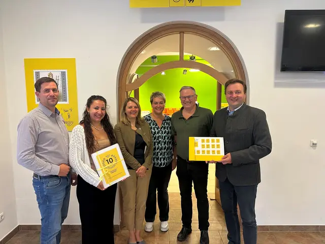 Wolfgang Mergl, Jasmin Hajri, Elisabeth Eisl und Anita Redl mit Helmut Steger, Postpartner Betreuer der Österreichische Post AG, und Bürgermeister Franz Eisl. | Foto: Österreichische Post