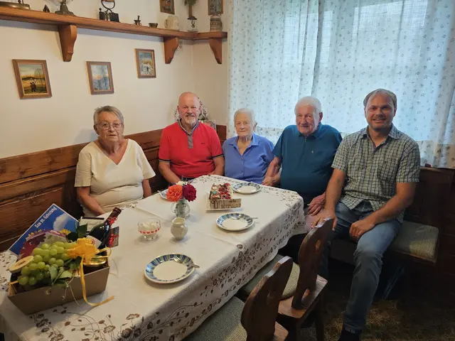 Maria und Norbert Winkler Junior, Anna und Ehegatte Norbert sowie Gemeinderat Stefan Prinz (v.l.). | Foto: Marktegemeinde Arbesbach