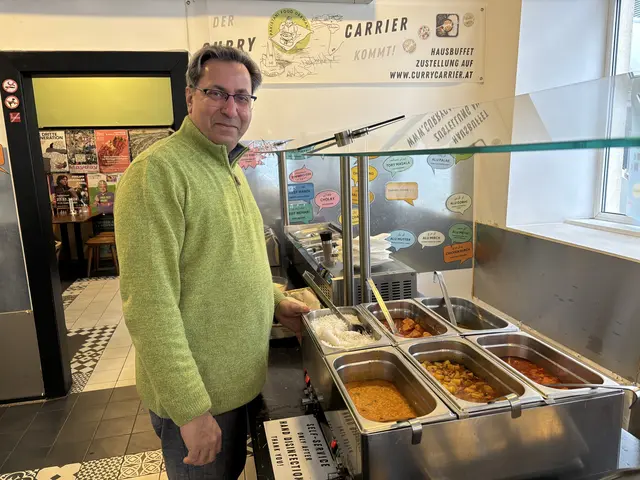 Afzaal Muhamad Deewan bei seinem Buffet im Meidlinger Deewan. | Foto: Karl Pufler/MeinBezirk