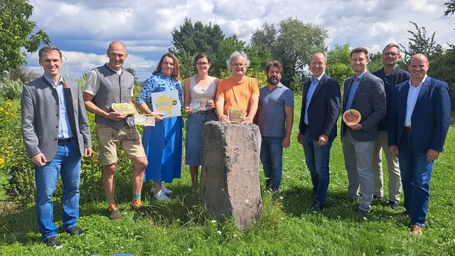 Johannes Pleil (Weinviertel Tourismus), Hannes Steinacker (Weinviertel Tourismus), Elisabeth Harreither (So schmeckt Niederösterreich), Elisabeth und Gerhard Zoubek (ADAMAH BioHof), Andreas Iser-Quirgst (Bgm. Glinzendorf), Wolfgang Seidl (Bgm. Markgrafneusiedl), Robert Moispointner (Vzbgm. Großenzersdorf), Markus Weindl (LEADER Region Marchfeld), LAbg. Rene Zonschits. | Foto: Weinviertel Tourismus GmbH