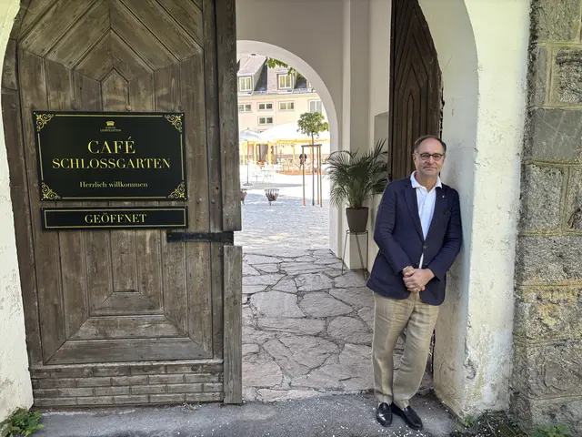 Markus Leopold Buerger und seine Familie setzen auf sanften Tourismus und wollen eine hohe Qualität bieten. Das Café Schlossgarten hat ab sofort geöffnet. | Foto: MeinBezirk/Laura Jung