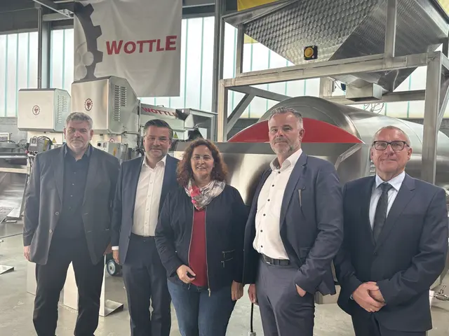 Mario Weiss, Nikolaus Kretz, Gudrun Sperner-Habitzl, Thomas Pleli, Roland Schmerold im Traditionsbetrieb Wottle in Poysdorf.  | Foto: Thiem/MeinBezirk 