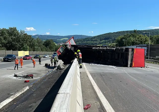  Ein mit Fenster- und Türbeschlägen voll beladener Sattelzug kam aus bislang ungeklärter Ursache ins Schleudern, durchbrach die Mittelbetonwand und kippte um. | Foto: DOKU-NÖ