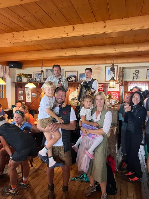 Die Hüttenwirte mit Familie und Freunden bei der Feier. | Foto: privat