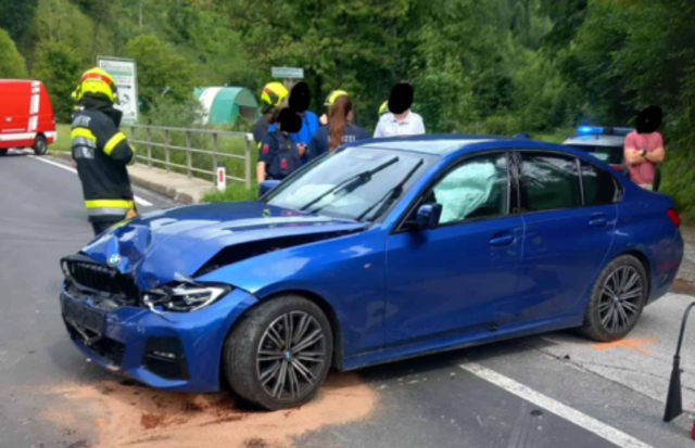 Mehrere Personen erlitten Verletzungen unbestimmten Grades und wurden vom Roten Kreuz erstversorgt. | Foto: FF Friesach-Wörth