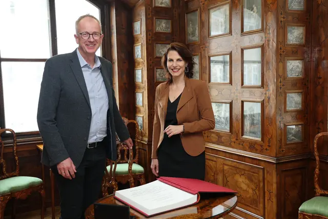 Landeshauptfrau Karoline Edtstadler mit Manfred Sampl, Präsident des Salzburger Gemeindeverbandes, 4.8.2025. | Foto: Land Salzburg / Franz Neumayr