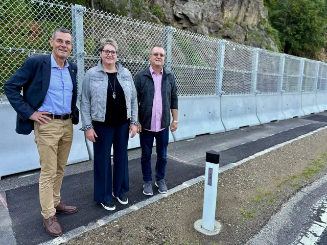 In Rosenburg können Radfahrer endlich aufatmen: Direkt bei der Ortseinfahrt schützt eine neue Barriere vor gefährlichen Felsstürzen. | Foto: Markus Kahrer