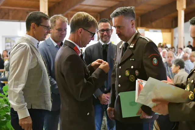Ehrenzeichen für verdienstvolle Tätigkeit  | Foto: Johann Dunst