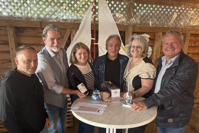 Rotwein zum Geburtstag für Hans Glück (M.) von Grestenberger, Hüttl, Gutmann, Perzy und Gschweidl. | Foto: NÖAAB