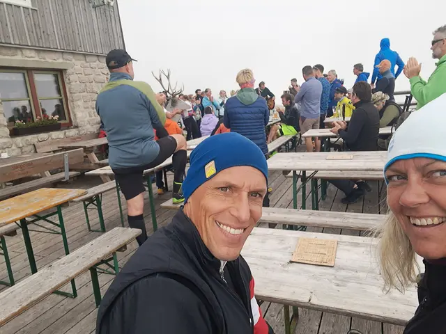 Helmut Fiedler und Michaela Hofer auf der Fischerhütten-Terrasse. | Foto: privat