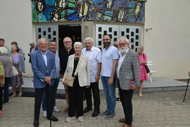 (Foto v.l.n.r.) KR Erwin Buchta, GR Peter Lerch, Pfarrer Juray Bohynik, LR a.D. Traude Votruba, Pfarrer Udo Fischer, Bgm. Andreas Hueber und Bgm. a.D. Walter Kahrer | Foto: Gemeinde Felixdorf