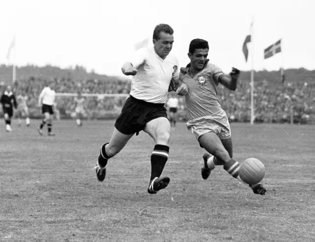 Ernst Happel gegen Waldir Pereira am 9. Juni 1958 bei der WM in Schweden. Brasilien siegte 3:0. | Foto:  AP1958 / AP / picturedesk.com