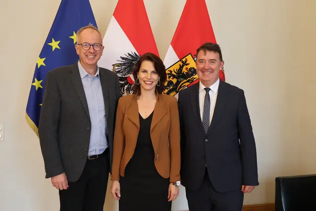Im Bild, v. li.: mit Manfred Sampl, Präsident des Salzburger Gemeindeverbandes, Landeshauptfrau Karoline Edtstadler und Martin Huber, Direktor des Salzburger Gemeindeverbandes (re.). 4.8.2025  | Foto: Land Salzburg / Franz Neumayr