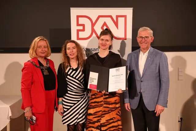 Von links: Kunstuni-Rektorin Brigitte Hütter, Maria Reitter-Kollmann (Obfrau DKV), Preisträgerin Daniela Gutmann und Bischofsvikar Johann Hintermaier.
| Foto: Mark Sengstbratl
