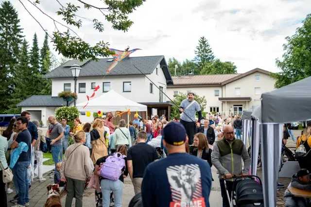 Beim Straßenfest in Straßwalchen war heuer wieder sehr viel los. Es herrschte eine großartige Stimmung bei den Besucherinnen und Besuchern. | Foto: photoartmila
