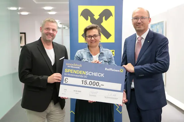 Simon Ertl, Gründer des „Woodstock der Blasmusik“, Karin Schuster-Schlichtner, OÖ. Kinder-Krebs-Hilfe, und RLB OÖ-Generaldirektor Reinhard Schwendtbauer bei der Scheckübergabe. | Foto: Maringer