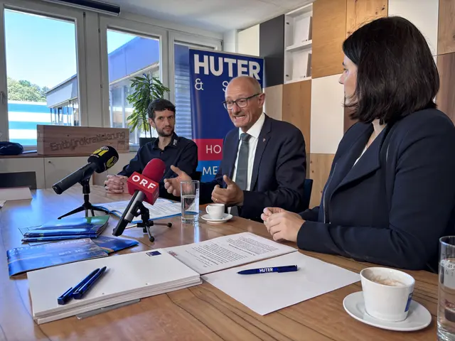 LH Mattle verweist darauf, dass etwa das Gewerberecht in die Zuständigkeit des Bundes fallen.  | Foto: Haun