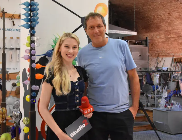 Moderatorin Larissa Robitschko wagte gemeinsam mit Hannes Kisslinger, Geschäftsführer von Kisslinger Kristall-Glas, einen Blick auf die Glaskunst in Rattenberg.  | Foto: Barbara Fluckinger
