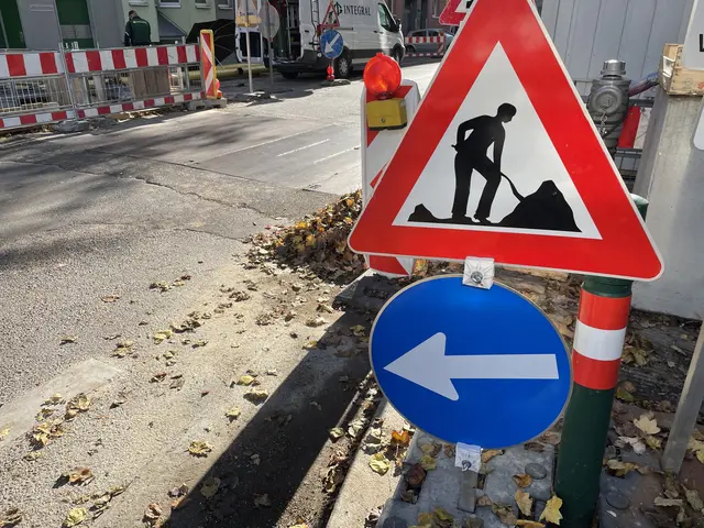 Unweit der Straßenbahnschienen verlaufen gerade Bauarbeiten für eine Rohrverlegung. Der Bagger soll von dieser Baustelle stammen. (Archiv) | Foto: Kathrin Klemm