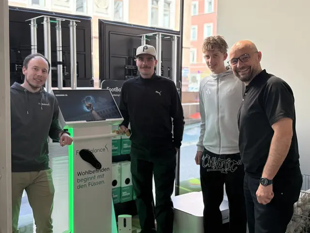 Absolute Sports-Inhaber Christian Elzinger, David Hager und Florian Pletzer freuen sich auf den großen MeinBezirk Tirol Nachwuchsmannschaftsfoto-Wettbewerb.