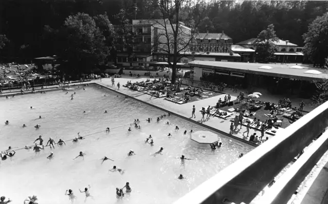 Sonnige Badetage wie damals: Im Warmbader Freibad wurde schon in den 1970er Jahren ausgelassen geplanscht und entspannt. | Foto: Museum Villach/Leischner