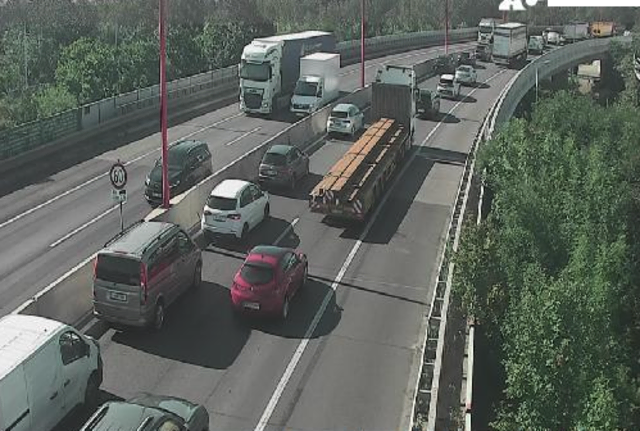 Dienstag in der Früh kam es zu einem Unfall auf der Praterbrücke. Auf der Südosttangente staute es sich Richtung stadteinwärts bis zurück auf die S2. Hier zu sehen: die A23 bei kurz vor dem Knoten Kaisermühlen. | Foto: Screenshot Asfinag