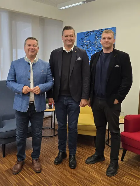 Ansfeldens Bürgermeister Christian Partoll mit Landtagsabgeordneten Michael Gruber und Puckings Gemeindechef Thomas Altof. | Foto: Foto: Partoll