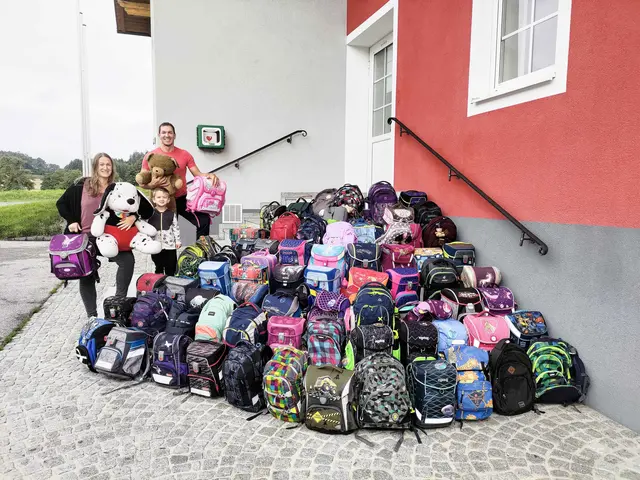 Gemeinderätin Bianca Mayrhofer und Sportstadtrat Martin Stöckler mit den gesammelten Schultaschen. | Foto: Bürgerliste Für Haag
