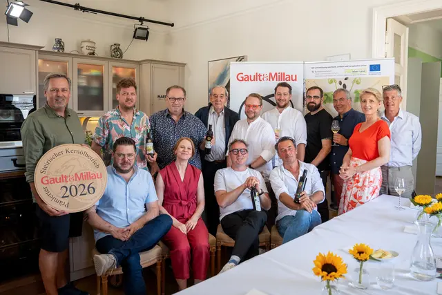 Stehend: Reinhold Zötsch, Sebastian Slavicek, Sigi Machatschek, Heinz Reitbauer, Andreas Krainer, Walter Triebl, Alexander Posch, Robert Letz, Martina und Karl Hohenlohe
Sitzend: Peter Zinter, Caroline Schlinter-Maltan, Max Stiegl, Peter Beuchel | Foto: Jakob Stickler