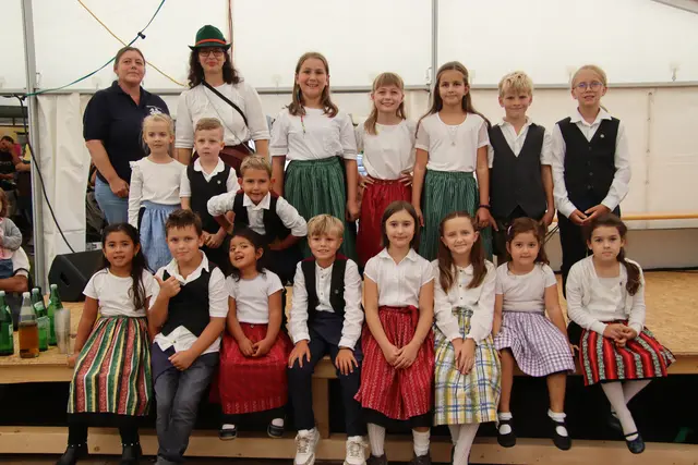 Die Volkstanzgruppe Glasing ist stolz auf ihre große Kindertanzgruppe. | Foto: Martin Wurglits