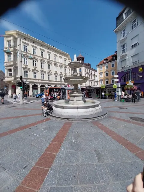 Seit 46 Jahren steht der Brunnen am Taubenmarkt – Ende des Jahres geht es zurück in die Sparkassenzentrale an der Promenade.  | Foto: MeinBezirk