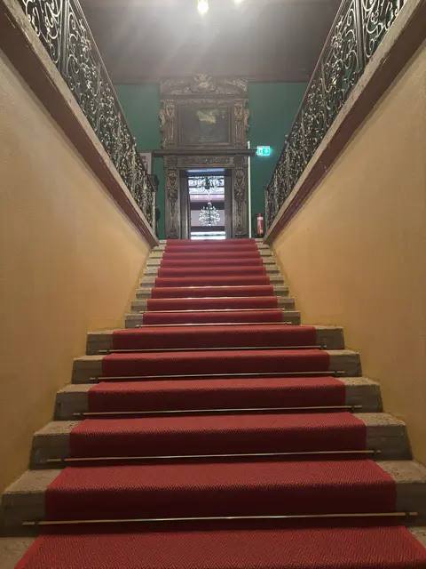 Die Treppe führt nach oben zum kleinen Saal für standesamtliche Trauungen. | Foto: MeinBezirk/Laura Jung