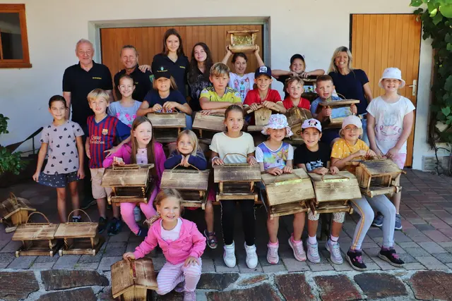 Die Futterhäuschen sind bald fertig, nur der bunte Anstrich fehlt noch. | Foto: Edith Ertl