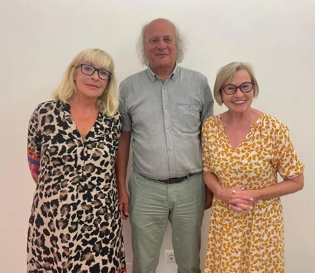 „kunstaspekt“-Obfrau Christine Todt, Leopold Kogler (Präsident des Landesverbandes der NÖ Kunstvereine) und Kuratorin Eva Bakalar zeigen "Blue Moods" - Die Farbe Blau und ihre assoziative Kraft. | Foto: Kunstaspekt