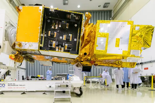 Goldfärbige Thermalisolation aus Berndorf (Bezirk Baden) umhüllt den Wettersatelliten und schützt ihn vor der extremen Kälte und Hitze des Weltalls. | Foto: ESA/ESA-SJM Photography