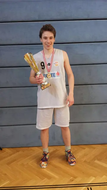 Seinen sportlichen Traum hat er sich erfüllt. Mit den Basket Dukes wurde er U19-Staatsmeister und in der 2. Bundesliga Meister. Hier mit dem Meisterpokal. | Foto: BK Karbon-X Dukes/zVg