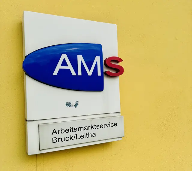 Das AMS Bruck an der Leitha informiert über den vergangenen Monat. | Foto: Bachhofner