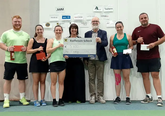 Die Finalisten des A-Bewerbs Nico Rottenbrunner und Livia Leingang, Turnierleiterin Sarah Wieser, die Vorstände von MiakWadang Veronika Kunze und Herbert Bronnenmayer sowie die Sieger des A-Bewerbs Nadja Ramskogler und Michael Grundner. (v.l.) | Foto: Sarah Wieser