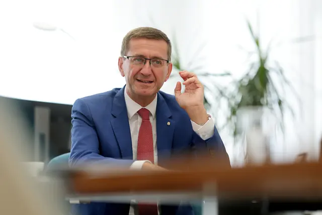 Wirtschaftslandesrat Markus Achleitner: "Im Herbst werden wir auf Anfrage aus Oberösterreich eine neue Förderung bekommen, die auf das Nachrüsten von Speichern und damit auf die Vorreiter der Energiewende abzielt." | Foto: Land OÖ/ Denise Stinglmayr