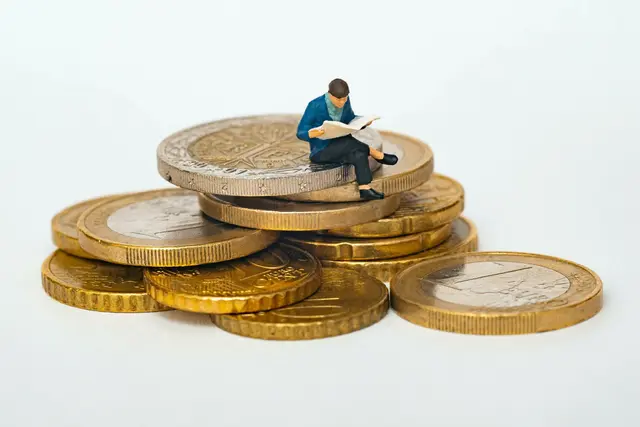 Eine am Dienstag veröffentlichte Studie des Meinungsforschungsinstituts Bilendi im Auftrag des Vergleichsportals "durchblicker" zeigt, dass immer mehr Österreicherinnen und Österreicher bei ungeplanten Ausgaben auf Konsumkredite angewiesen sind – jeder Fünfte zahlt dabei monatlich über 900 Euro.  | Foto: Unsplash/Mathieu Stern