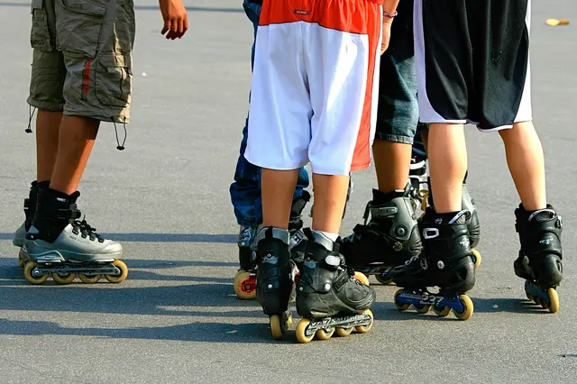 Bei ASKÖ Sportanlage Brigittenau können Kids Inlineskaterhockey ausprobieren. (Symbolbild) | Foto: Unsplash/James Wainscoat