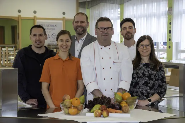 Wirtschaftsleiter Rene Reisenbauer, Diätologin Barbara Simon, Verwaltungsleiter Martin Grill, Küchenleiter Horst Handler und David-Victor Wize aus dem Küchenteam sowie die Qualitätsbeauftragte Barbara Fahrner. | Foto: Franz Waldhäusl
