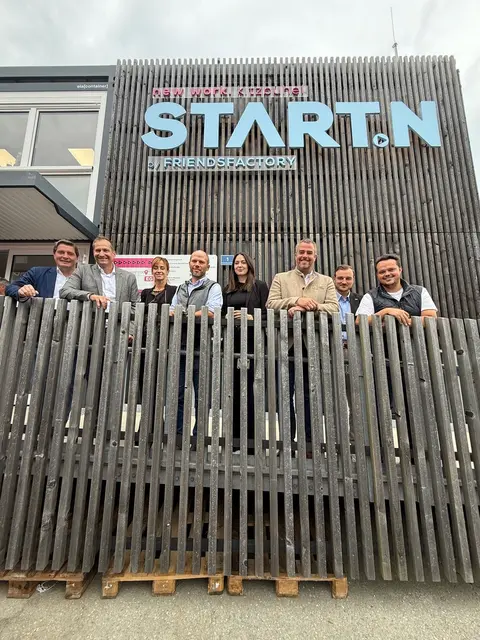 Rund 90 Gäste aus der Unternehmer- und Gründercommunity kamen zusammen, um die positive Entwicklung und die zahlreichen Erfolge des Innovationszentrums zu feiern. | Foto: Innovationsnetzwerk Kitzbühel