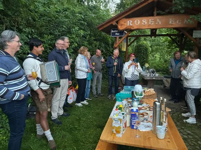 Frühstück: Die Überraschung war groß als Gemeinderäte, Freunde und Nachbarn zum Frühstück geladen hatten. Der junge VP Chef Elias Trausmuth spielte am Akkordeon ein Ständchen. | Foto: Marktgemeinde Lanzenkirchen