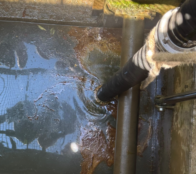 Es kam zu einem Ölaustritt in einem Auffangbecken eines Wasserkraftwerkes. | Foto: Feuerwehr Völkermarkt