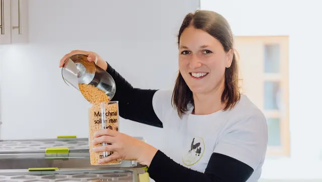 Theresa Weißenböck betreibt den Biohof Schinagl in Grünbach gemeinsam mit Fabian Gärtner (nicht im Bild). | Foto: Bio Austria/Julia Mühlberger