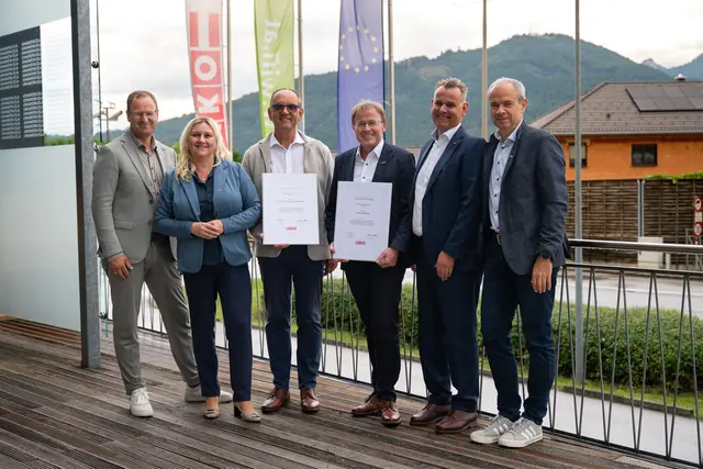 Foto (v.l.n.r.): Verdiente Funktionäre geehrt: Bezirksstellenobmann Martin Ettinger, Bezirksstellenleiterin Sigrid Schuster, Kurt Kramesberger, Franz Amering, Robert Oberfrank, Andreas Promberger (WKO) | Foto: Pfatschbacher Photography
